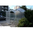Wiata rowerowa Zorza zamykana 420 cm - widok z boku na osiedlu, siatka i poliwęglan