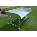 Stół roboczy ogrodowy mobilny - widok z boku na trawniku, aluminiowy blat z bortami i kółka