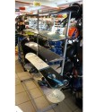 Stojak na snowboardy SNOW - deski ułożone na półkach w sklepie
