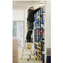 Drabina aluminiowa rozstawna z podestem, 6 stopni - pracownik w magazynie przy regale