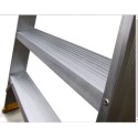 Mostek dwustronny Forte 3 stopnie - ryflowane szczeble aluminiowe z bliska