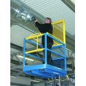 Kosz roboczy do wózka widłowego AK 800x800 - pracownik montuje rurę wentylacyjną pod sufitem