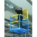 Kosz roboczy do wózka widłowego AK 1200x1200 - pracownik montuje wentylację na podniesionym koszu
