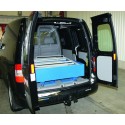 Pomost roboczy AK 1000x1000 - platforma w bagażniku czarnego vana