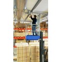 Pomost roboczy AK 1000x1000 - pracownik z wiertarką na platformie w magazynie