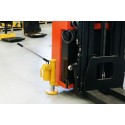 Podnośnik hydrauliczny HM 10 - podnoszenie wózka paletowego w hali magazynowej