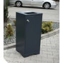 Kosz na odpadki Platon IV - widok z boku na chodniku przy parkingu