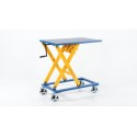 Stół podnośnikowy z korbą LB.M 300 kg - widok z boku na nożyce i kółka