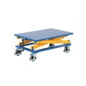 Stół podnośnikowy z korbą 300 kg 1150x750 - widok z boku z korbą i kółkami