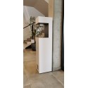 Stacja do dezynfekcji rąk SaniStation Indoor - widok z boku we wnętrzu obok schodów