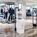 Stacja do dezynfekcji rąk SaniStation Indoor - ustawiona przy bramkach w salonie odzieżowym