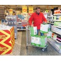Wózek sklepowy i magazynowy - pracownik wykłada towar w hali sklepu