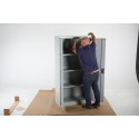 Szafa metalowa SWED Easy 180x90x40 - mężczyzna montuje szafę z otwartymi drzwiami