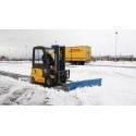 Pług śnieżny do wózka widłowego 1800 mm - pług na widłach wózka podczas odśnieżania parkingu