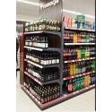 Regał sklepowy końcówka gondoli promocyjna - zastawiony butelkami w sklepie