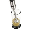 Blender ręczny 0,7 kW - końcówka miksująca w kubku z zupą krem