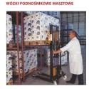 Wózek podnośnikowy masztowy WRP3-1004/MST - pracownik w magazynie przy regale z paletami