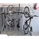 Wieszak na rowery Lift-6 Premium - trzy rowery zawieszone pionowo na konstrukcji przy ścianie