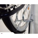 Wieszak na rowery Lift Premium-2 - koło roweru w uchwycie przy ścianie