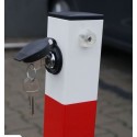 Blokada parkingowa słupek - zamek z kluczami i osłoną w górnej części słupka