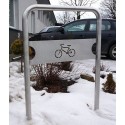 Stojak rowerowy U-31 owalny - widok z przodu na śniegu, wycięty symbol roweru