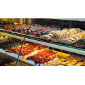 Taca cukiernicza 30x20 cm czarna - ciasta i owoce na półkach witryny