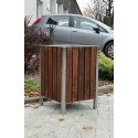 Kosz Promyk I - widok z boku na chodniku przy parkingu