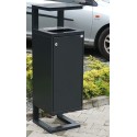 Kosz na odpadki Platon V z daszkiem - widok z przodu na parkingu przy samochodzie