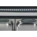 Nadstawka chłodnicza 5x1/2 GN - listwa LED i pojemniki GN z bliska