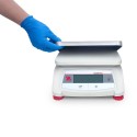Waga pomocnicza 15 kg, 2 g - dłoń w rękawiczce zdejmuje platformę ważącą