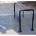 Ławka młodzieżowa 180 cm stalowa - widok z boku z podnóżkiem i kotwieniem do podłoża