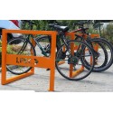 Stojak rowerowy Irys V - pomarańczowy stojak z logo na parkingu z rowerami