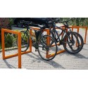 Stojak rowerowy Irys V - pomarańczowe ramy z zaparkowanymi rowerami