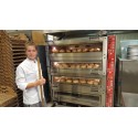 Piec piekarniczy MD/1200/1 - piekarka przy piecu z bochenkami chleba