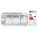 Stół chłodniczy Kitchen Line 3-drzwiowy z agregatem bocznym - widok z przodu z etykietą energetyczną