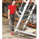 Podest magazynowy przejezdny 125/MFTS - pracownik przesuwa drabinkę w magazynie