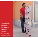 Schody aluminiowe CM50.02 z poręczą - mężczyzna niesie złożone schody