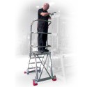 Schody aluminiowe CM4LPR - pracownik na podeście z poręczą w hali