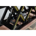 Stół podnośny 2000 kg 820 x 2500 - siłownik hydrauliczny i silnik pod nożycami