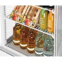 Witryna chłodnicza Mini 78L biała - wnętrze z półkami i napojami