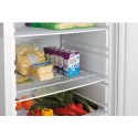 Szafa chłodnicza 590LW - wnętrze z półkami i produktami