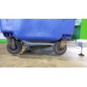 Kompaktor do kontenerów 1100l VC1100 - kontener na kołach nad platformą z nóżkami