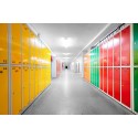 Szafka szkolna 2D z półką na książki - rzędy kolorowych szafek na korytarzu szkolnym