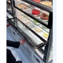 Witryna cukiernicza LCI Insu Pastry 1.4 - osoba otwiera przednią szybę, widoczne ciasta na półkach