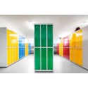 Szafka szkolna 2D z półką na książki - rzędy kolorowych szafek w szatni