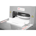 Kotleciarka elektryczna 720 kotletów/h - komora robocza z białą deską i tarczą prasy