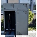 Boks na hulajnogi elektryczne dwustanowiskowy - otwarte drzwi z hulajnogą w środku