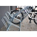 Stojak na rowery CROSS SAVE-14 z barierkami - rower zaparkowany w stojaku na chodniku