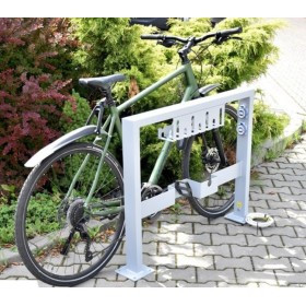 Stojak rowerowy U-17 ze stacją ładowania rowerów elektrycznych z miejscem na zasilacz