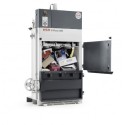 V-Press 605 belownica pionowa - otwarta komora załadunkowa z kartonami